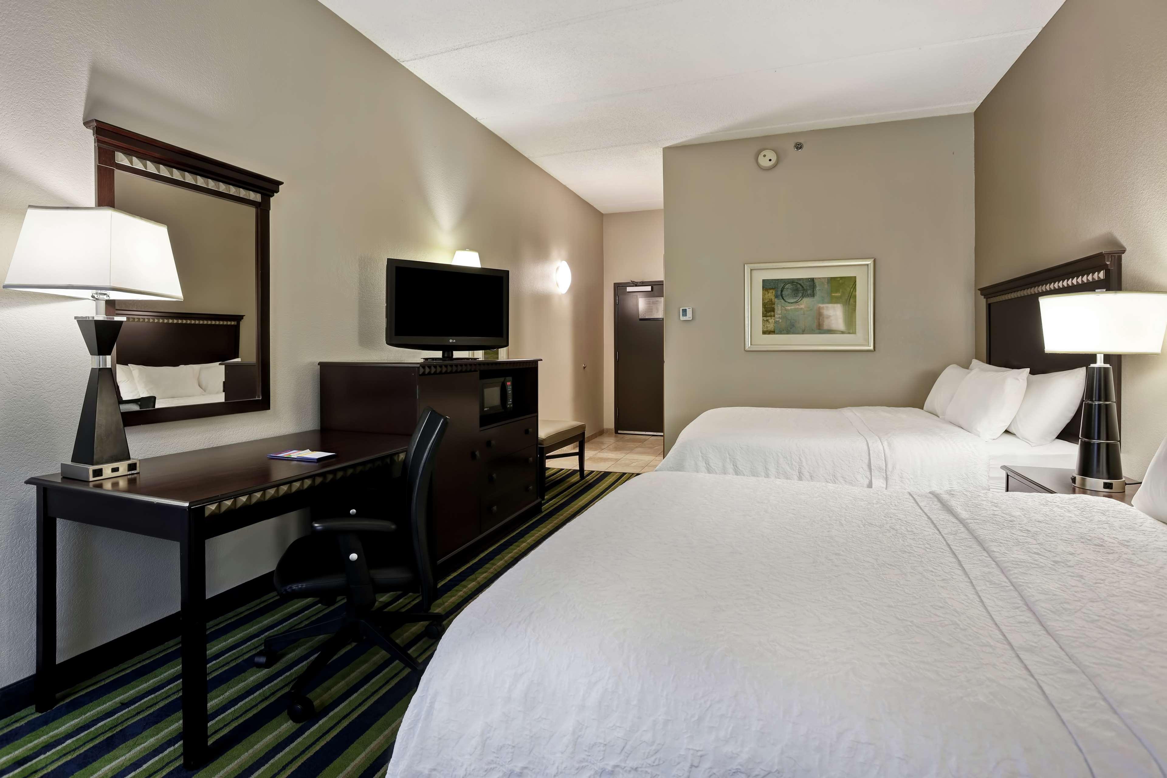 Hampton Inn Atlanta-Woodstock Exterior photo