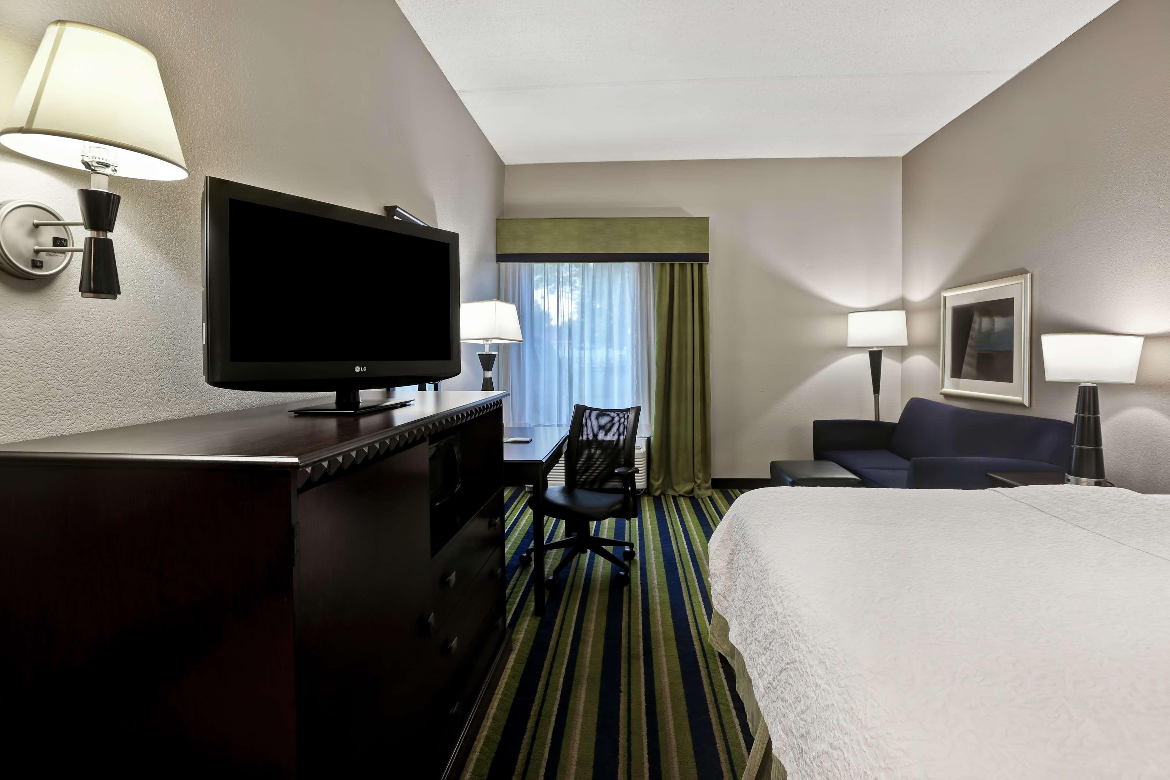 Hampton Inn Atlanta-Woodstock Exterior photo